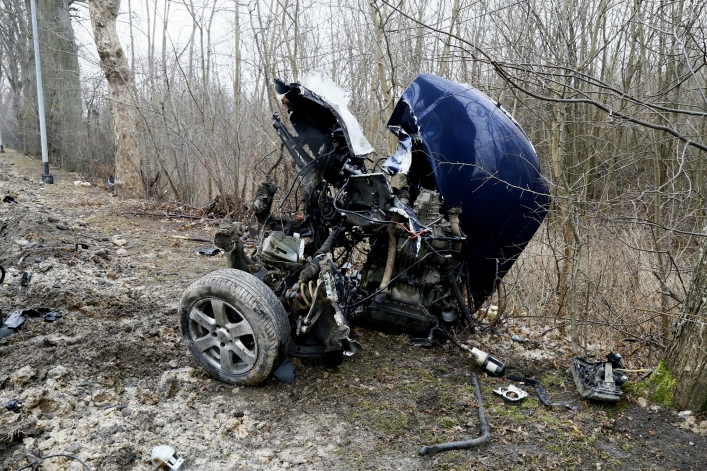 Wypadek w Dąbrowie Kolonii. Samochód rozpadł się na dwie części!