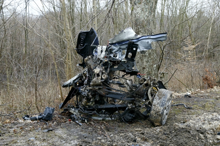 Wypadek w Dąbrowie Kolonii. Samochód rozpadł się na dwie części!