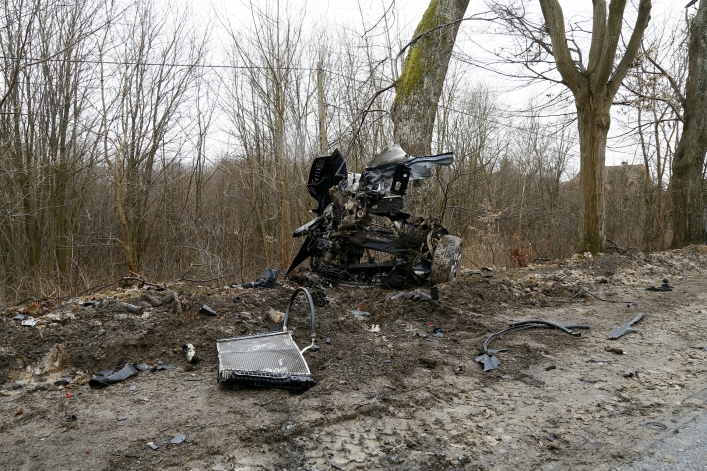 Wypadek w Dąbrowie Kolonii. Samochód rozpadł się na dwie części!