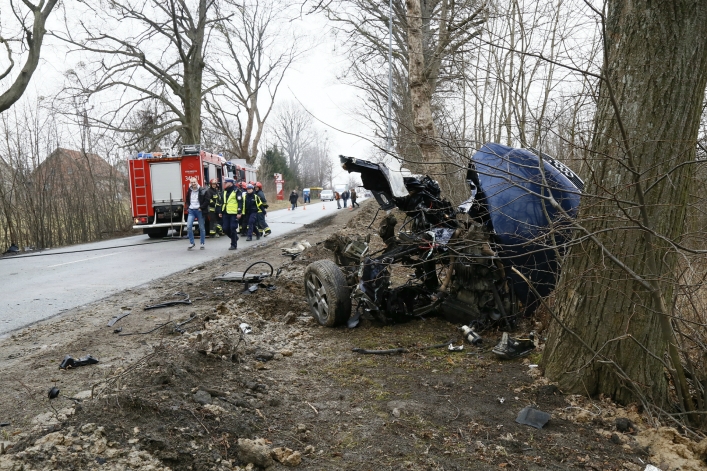 Wypadek w Dąbrowie Kolonii. Samochód rozpadł się na dwie części!