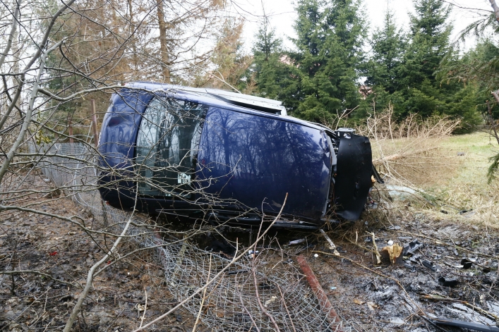 Wypadek w Dąbrowie Kolonii. Samochód rozpadł się na dwie części!