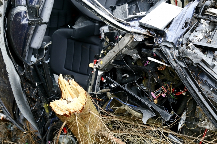 Wypadek w Dąbrowie Kolonii. Samochód rozpadł się na dwie części!