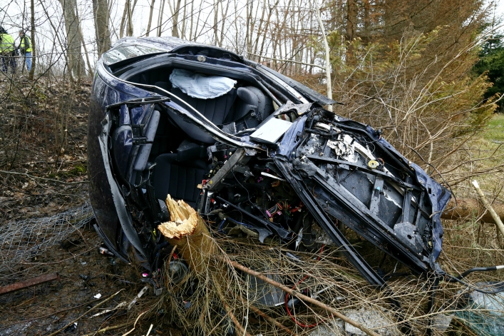 Wypadek w Dąbrowie Kolonii. Samochód rozpadł się na dwie części!