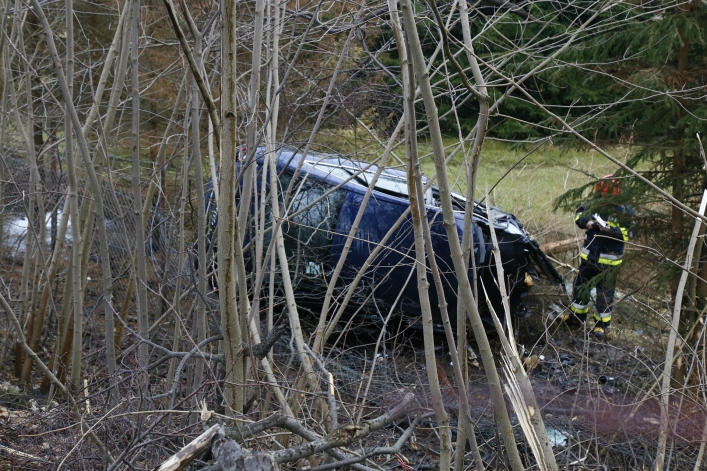 Wypadek w Dąbrowie Kolonii. Samochód rozpadł się na dwie części!