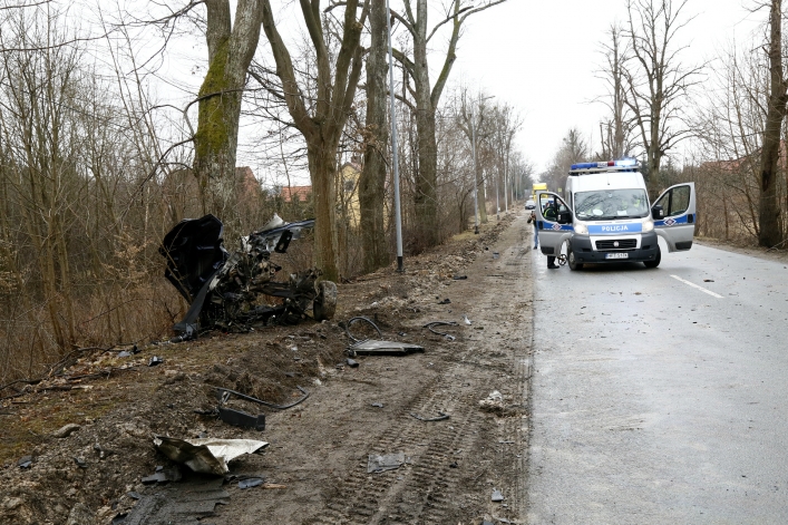 Wypadek w Dąbrowie Kolonii. Samochód rozpadł się na dwie części!