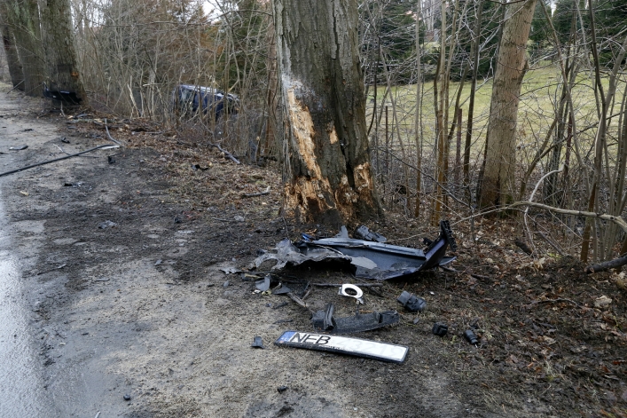 Wypadek w Dąbrowie Kolonii. Samochód rozpadł się na dwie części!