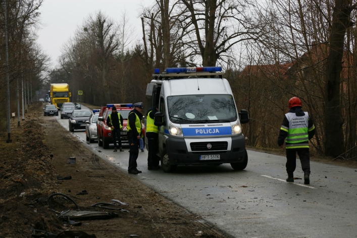 Wypadek w Dąbrowie Kolonii. Samochód rozpadł się na dwie części!