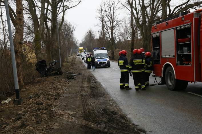 Wypadek w Dąbrowie Kolonii. Samochód rozpadł się na dwie części!