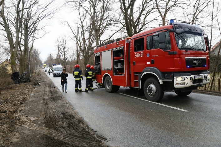 Wypadek w Dąbrowie Kolonii. Samochód rozpadł się na dwie części!