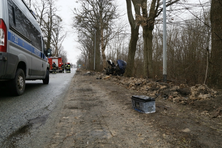 Wypadek w Dąbrowie Kolonii. Samochód rozpadł się na dwie części!