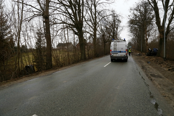 Wypadek w Dąbrowie Kolonii. Samochód rozpadł się na dwie części!