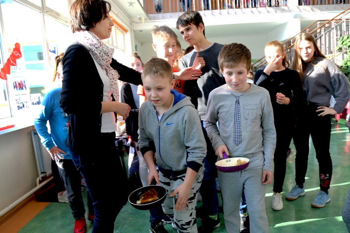 Wyścig z naleśnikami w Szkole Podstawowej nr 19 w Elblągu