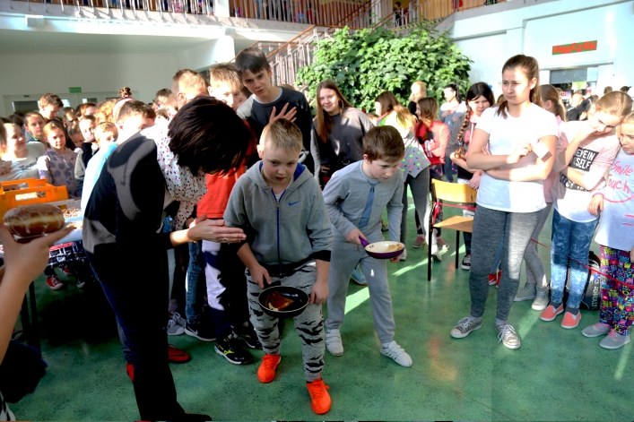 Wyścig z naleśnikami w Szkole Podstawowej nr 19 w Elblągu