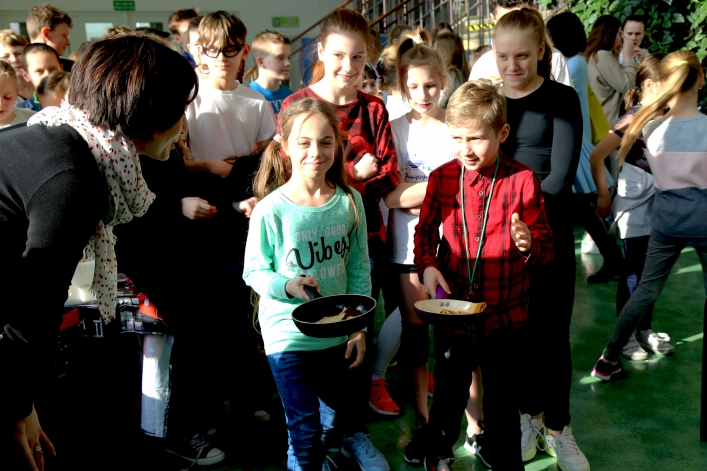 Wyścig z naleśnikami w Szkole Podstawowej nr 19 w Elblągu