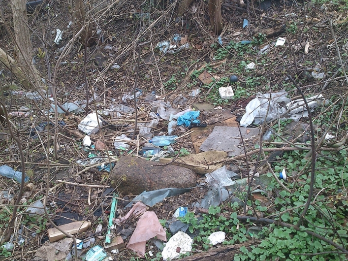 Wysypisko śmieci w centrum miasta. Tu bawią się dzieci