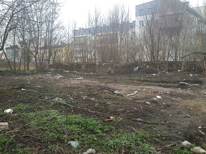 Wysypisko śmieci w centrum miasta. Tu bawią się dzieci