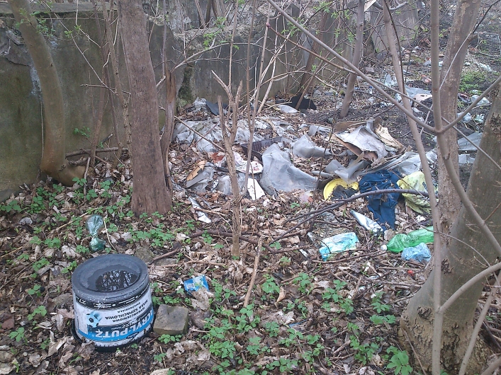 Wysypisko śmieci w centrum miasta. Tu bawią się dzieci