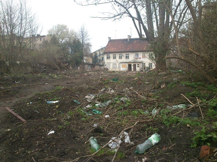 Wysypisko śmieci w centrum miasta. Tu bawią się dzieci