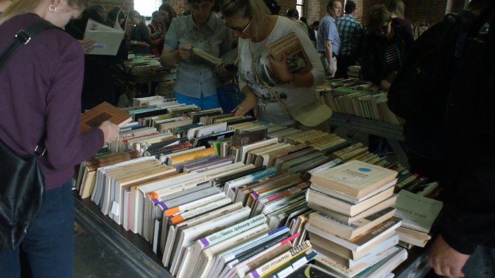 Za nami kiermasz książek w bibliotece. Zobacz naszą fotorelację