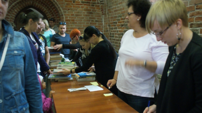 Za nami kiermasz książek w bibliotece. Zobacz naszą fotorelację
