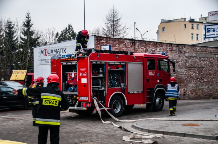 Zadymienie w Biedronce na Żeromskiego! Trwa akcja ratunkowa