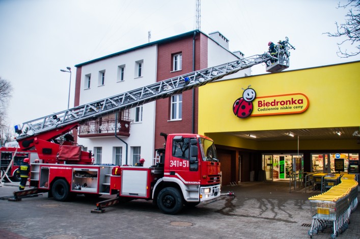 Zadymienie w Biedronce na Żeromskiego! Trwa akcja ratunkowa
