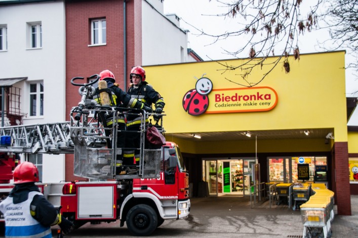 Zadymienie w Biedronce na Żeromskiego! Trwa akcja ratunkowa