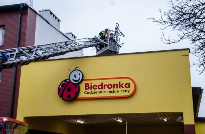 Zadymienie w Biedronce na Żeromskiego! Trwa akcja ratunkowa