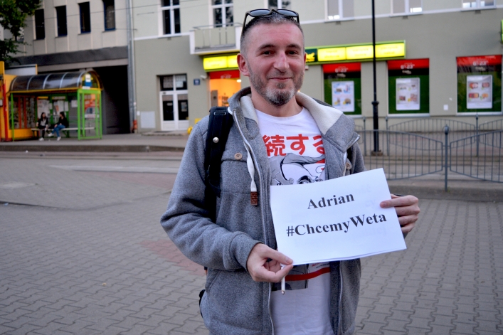 Zaplonęły znicze. Protest przed siedzibą Sądu Okręgowego w Elblągu