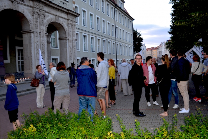 Zaplonęły znicze. Protest przed siedzibą Sądu Okręgowego w Elblągu