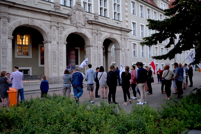 Zaplonęły znicze. Protest przed siedzibą Sądu Okręgowego w Elblągu