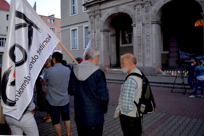 Zaplonęły znicze. Protest przed siedzibą Sądu Okręgowego w Elblągu