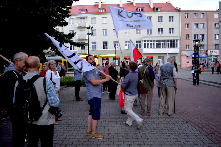 Zaplonęły znicze. Protest przed siedzibą Sądu Okręgowego w Elblągu