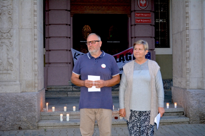 Zaplonęły znicze. Protest przed siedzibą Sądu Okręgowego w Elblągu