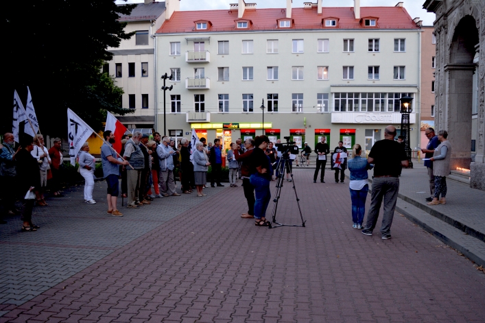Zaplonęły znicze. Protest przed siedzibą Sądu Okręgowego w Elblągu