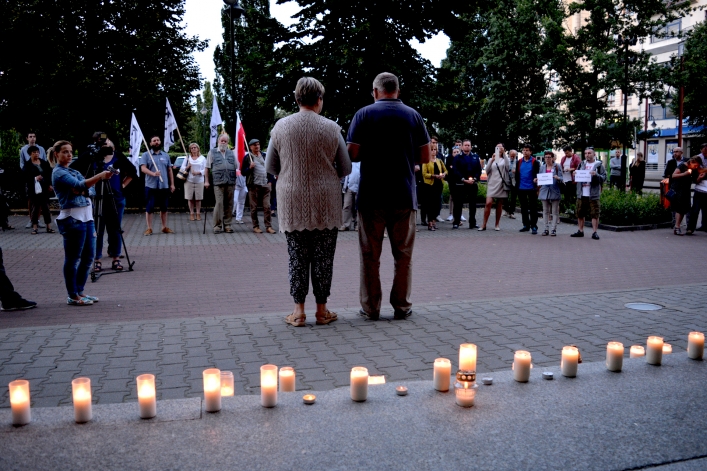 Zaplonęły znicze. Protest przed siedzibą Sądu Okręgowego w Elblągu