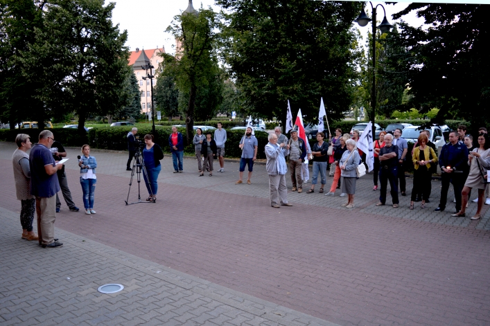 Zaplonęły znicze. Protest przed siedzibą Sądu Okręgowego w Elblągu