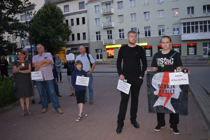 Zaplonęły znicze. Protest przed siedzibą Sądu Okręgowego w Elblągu