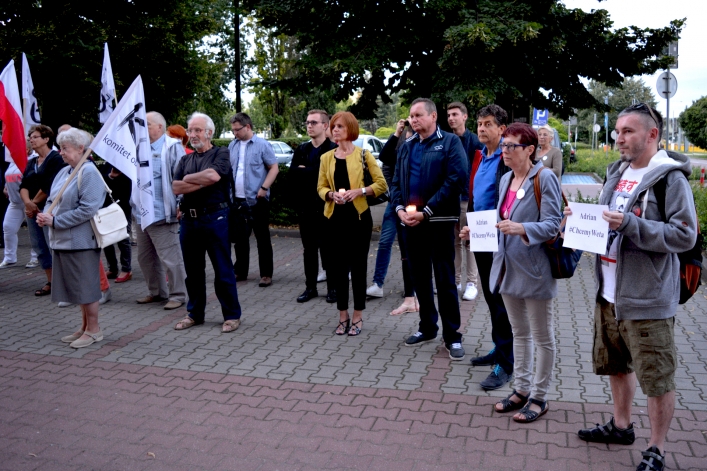 Zaplonęły znicze. Protest przed siedzibą Sądu Okręgowego w Elblągu