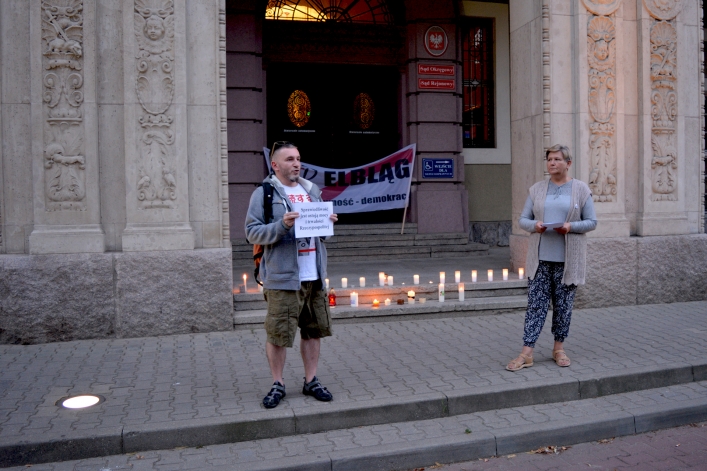 Zaplonęły znicze. Protest przed siedzibą Sądu Okręgowego w Elblągu