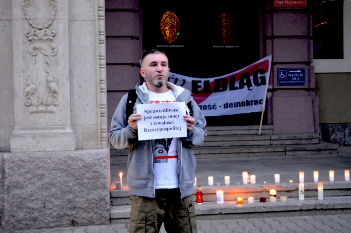 Zapłonęły znicze. Protest przed siedzibą Sądu Okręgowego w Elblągu (+ zdjęcia)