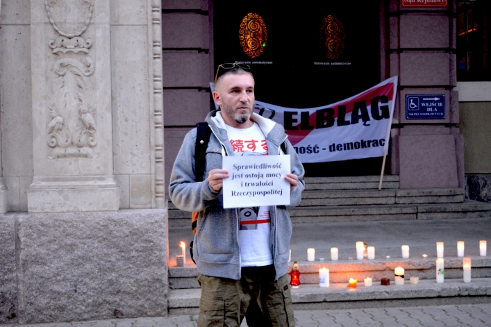 Zapłonęły znicze. Protest przed siedzibą Sądu Okręgowego w Elblągu (+ zdjęcia)