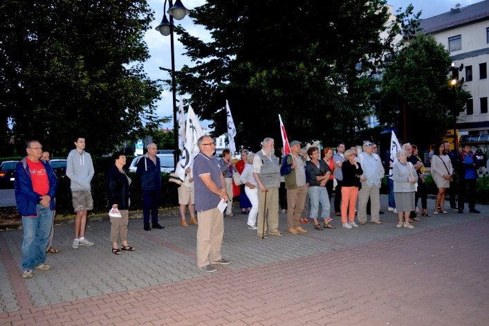 Zapłonęły znicze. Protest przed siedzibą Sądu Okręgowego w Elblągu (+ zdjęcia)