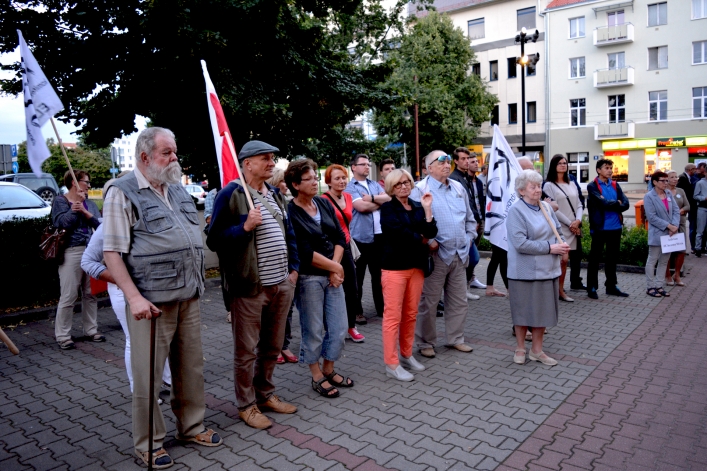 Zapłonęły znicze. Protest przed siedzibą Sądu Okręgowego w Elblągu (+ zdjęcia)