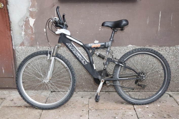 Zatrzymali podejrzanego o kradzieże i odzyskali 8 rowerów. Policjanci szukają ich właścicieli