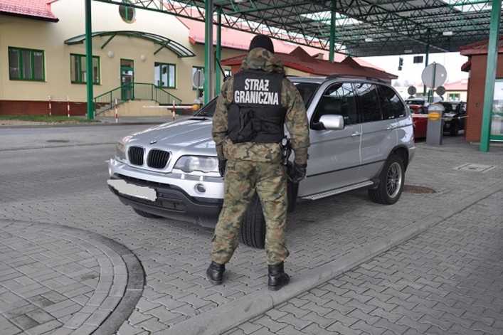 Zatrzymany samochód i ujawnione nielegalne papierosy