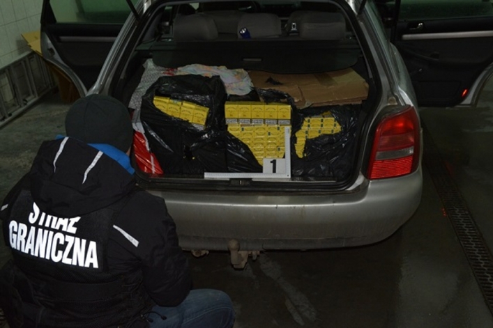 Zatrzymany samochód i ujawnione nielegalne papierosy