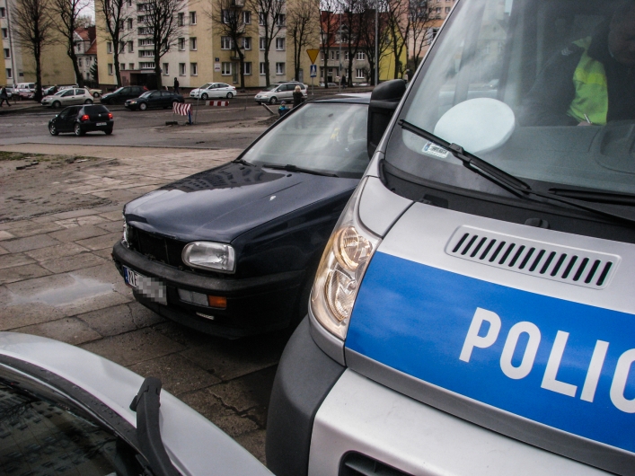 Zawracanie z prawego pasa przyczyną zderzenia dwóch pojazdów