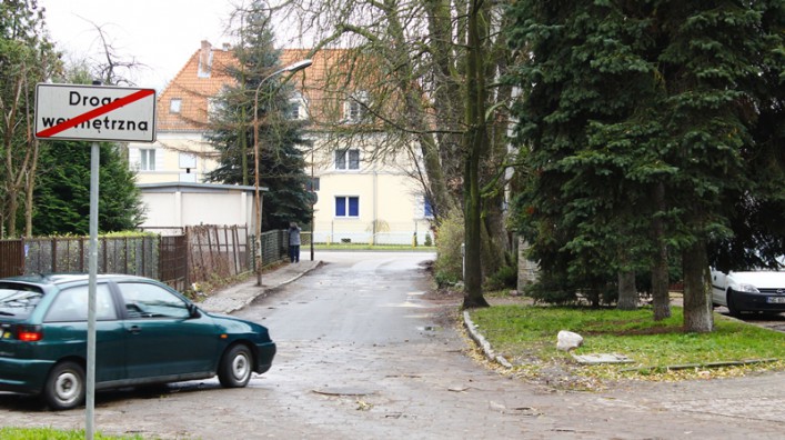Zdążyć przed Biedronką. Fatalny stan ul. Pułaskiego