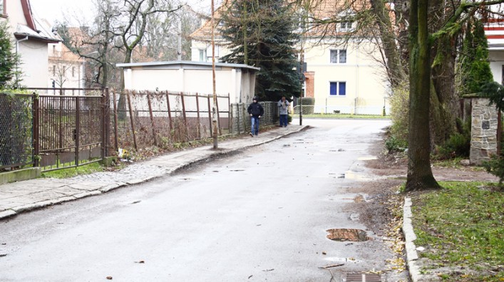 Zdążyć przed Biedronką. Fatalny stan ul. Pułaskiego